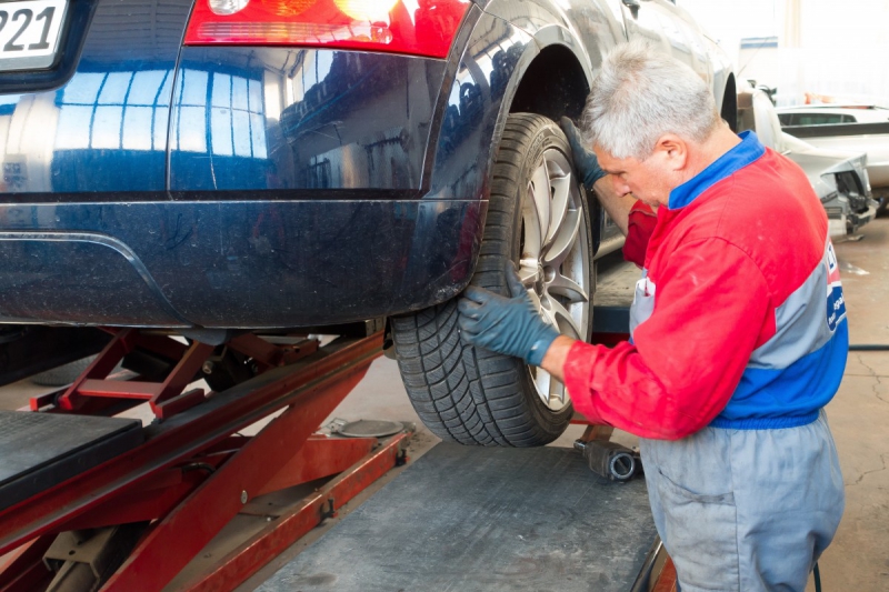 vitrine-BARGEMON-min_auto_repair_repair_lift_auto_mechanic_work_clothes_master_professional_man_of_the_fold-685629